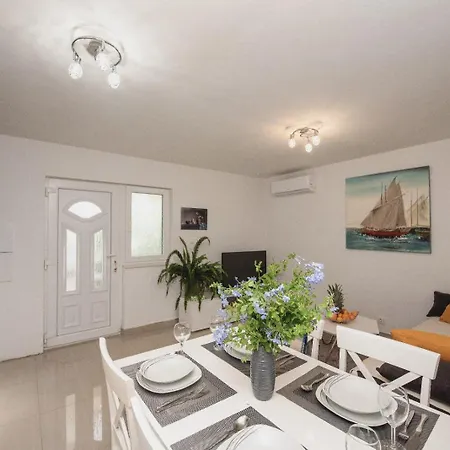 Mate Apartment *