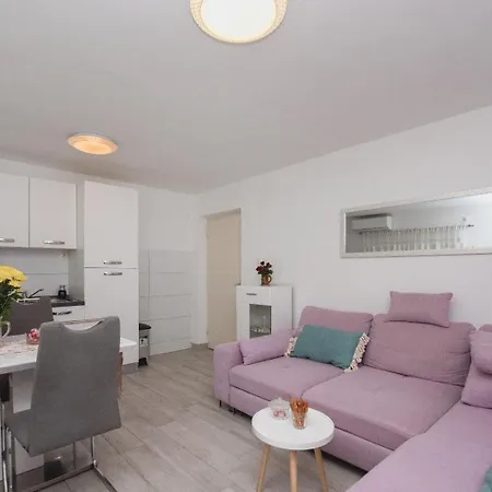 Apartment Mate *