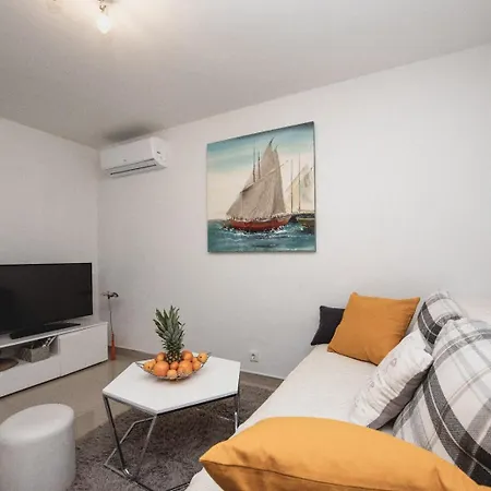 Apartment Mate *